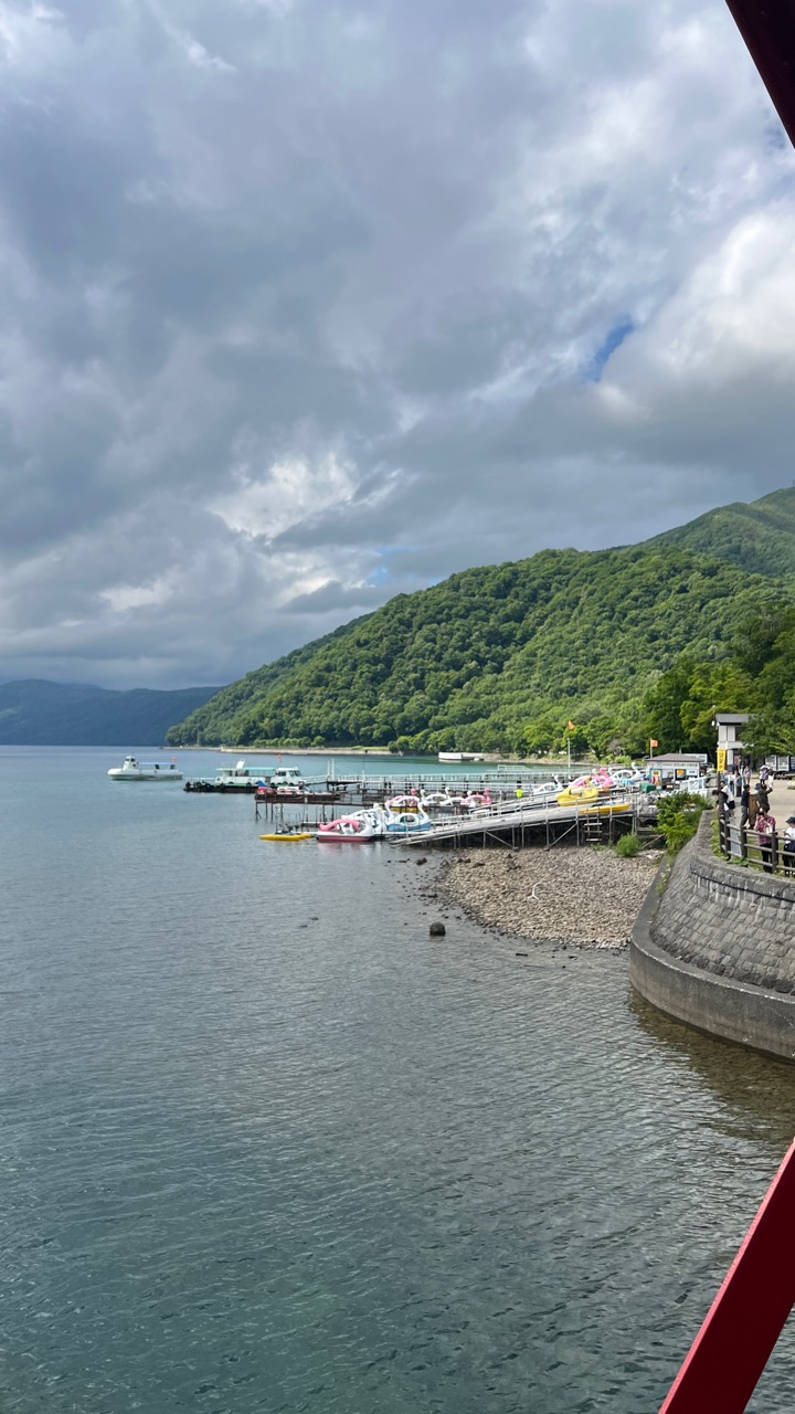 湖畔碼頭與山景
