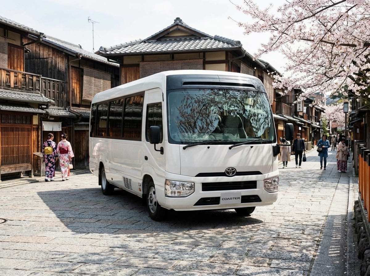 白色 Toyota Coaster 行經櫻花街道